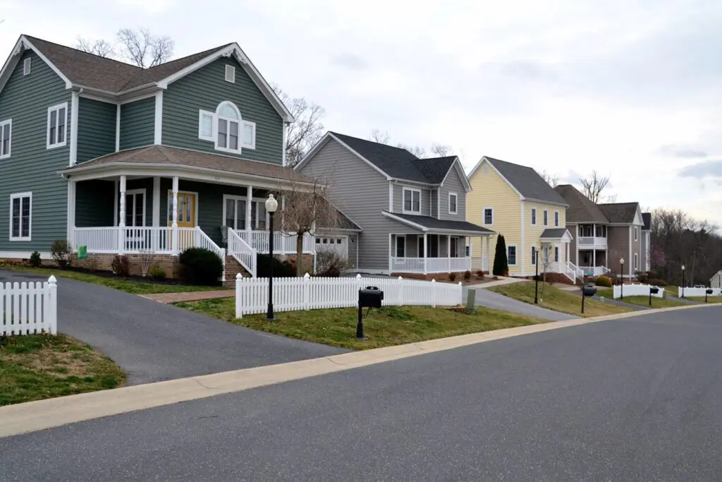a street of modern homes ready to be bought by new homeowners